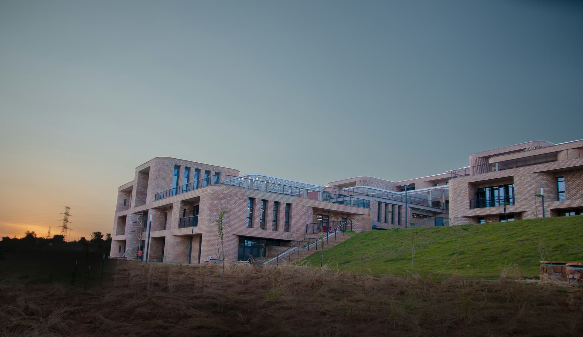 Bâtiment public contemporain en pierre au crépuscule