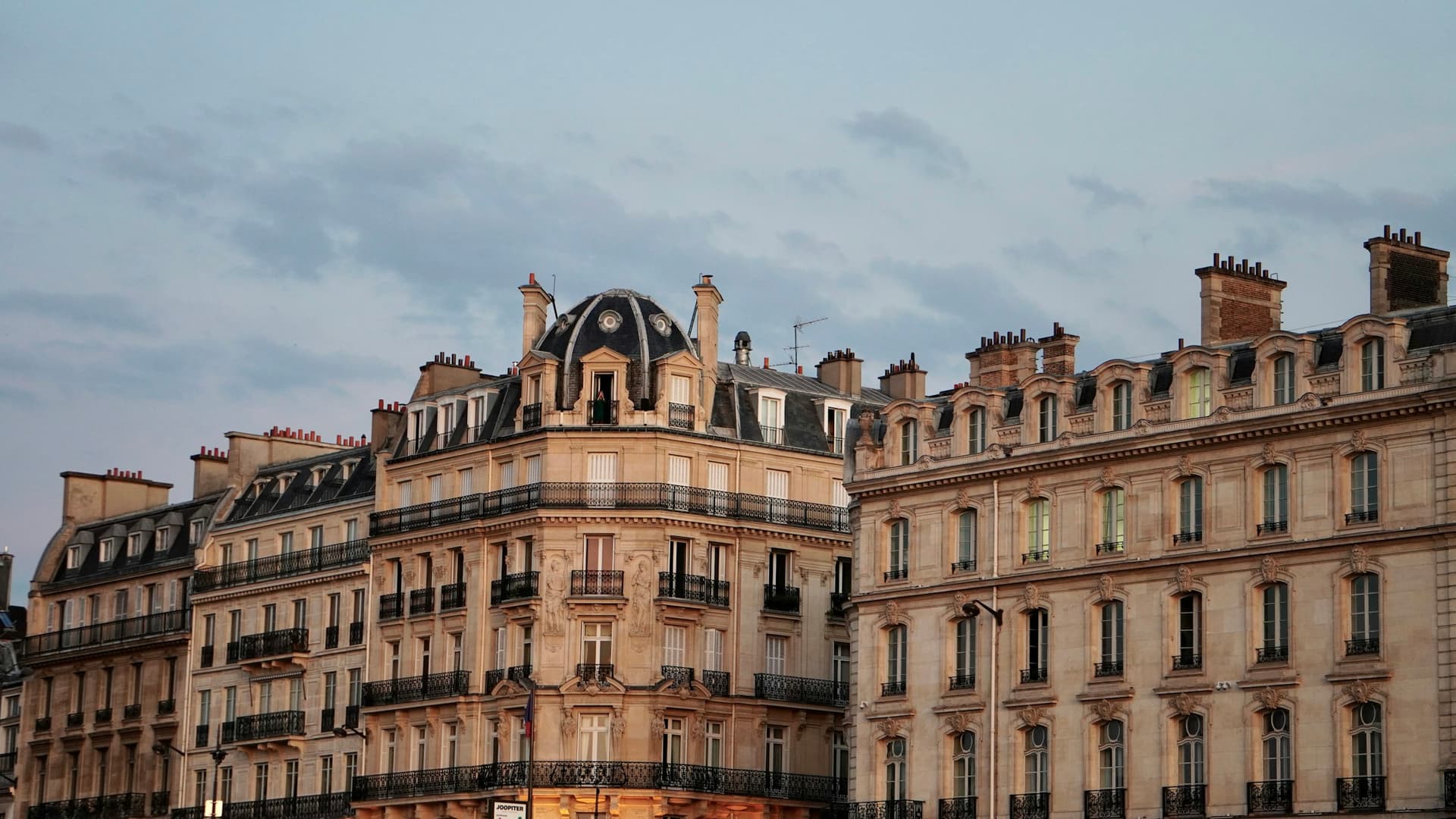 Immeubles haussmanniens dans la lumière du soir