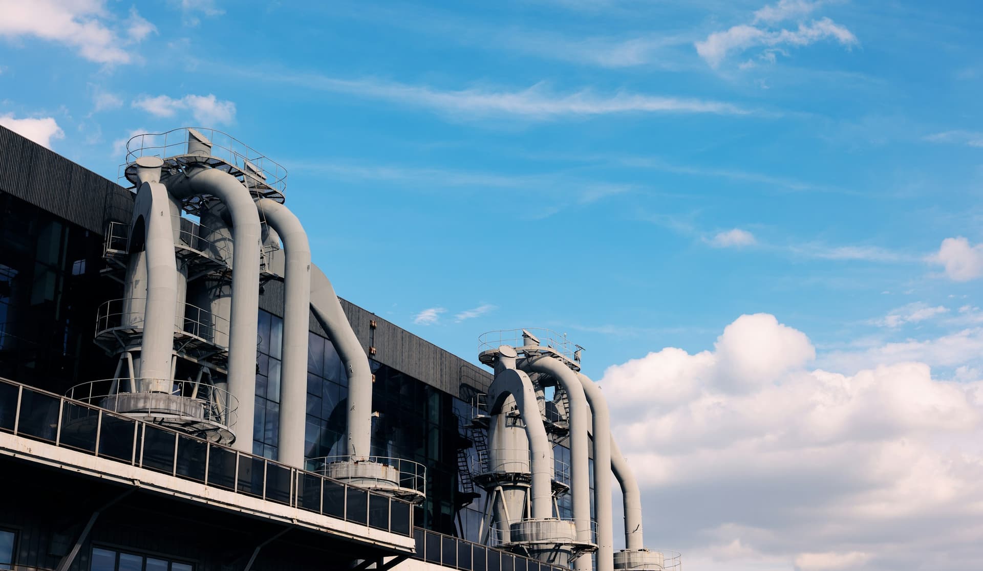 Bâtiment industriel et ses conduits sous un ciel bleu