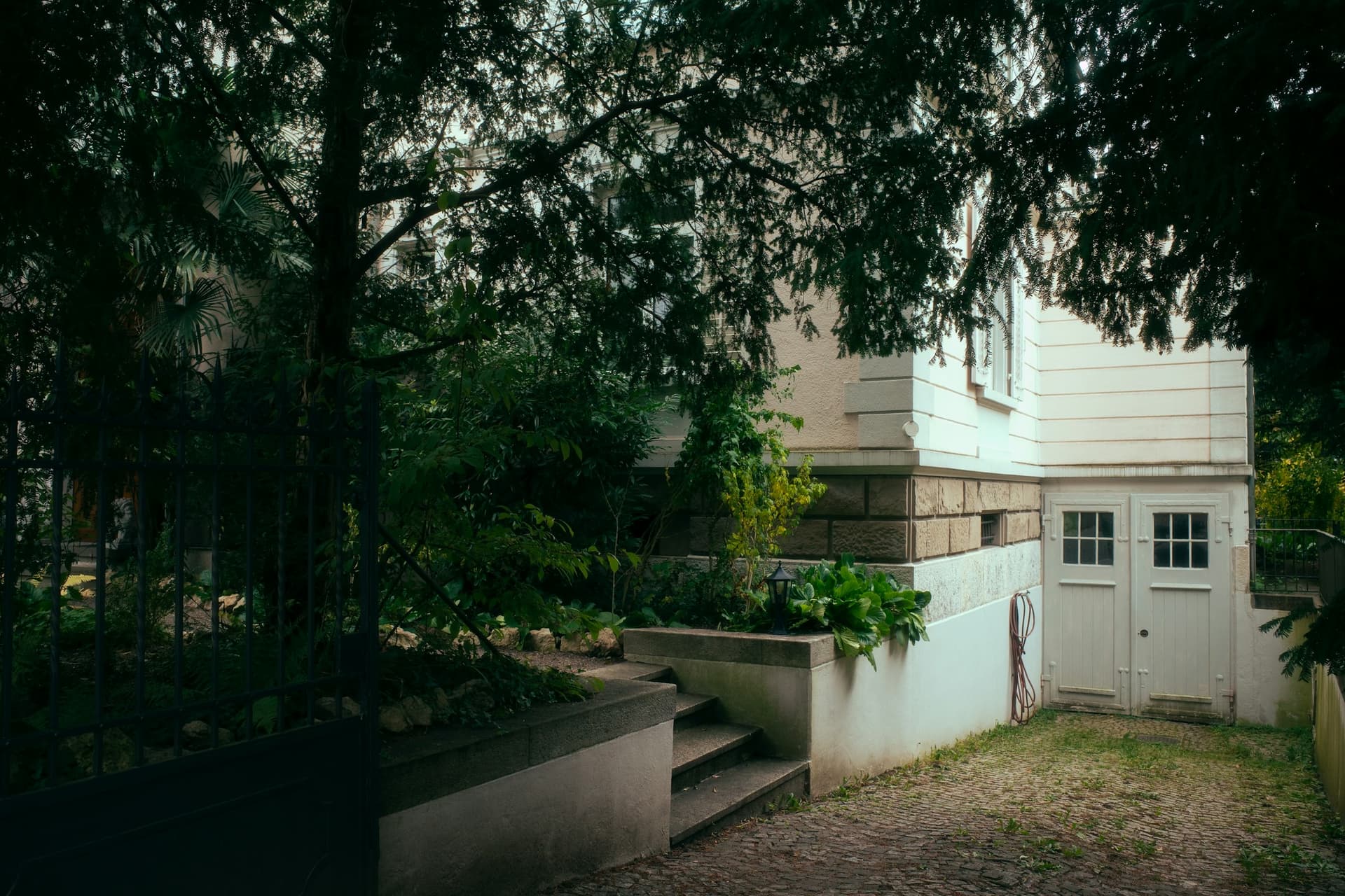 Maison blanche et son jardin ombragé